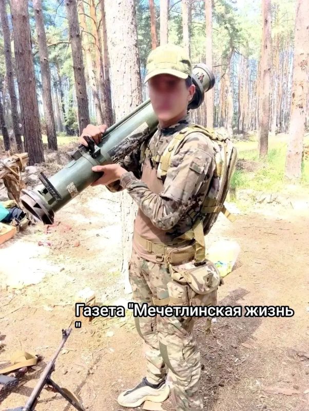 После срочной службы подписал контракт