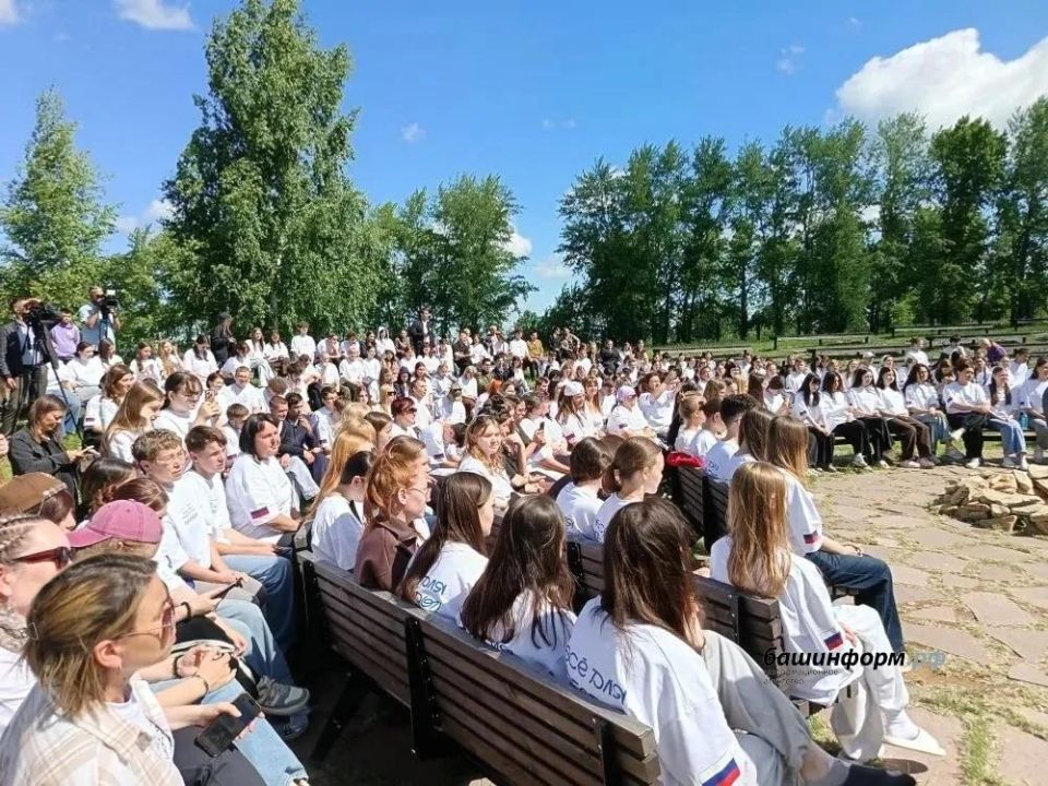 Радий Хабиров встретился с добровольцами в парке «Патриот» Радий Хабиров встретился с добровольцами в парке «Патриот»