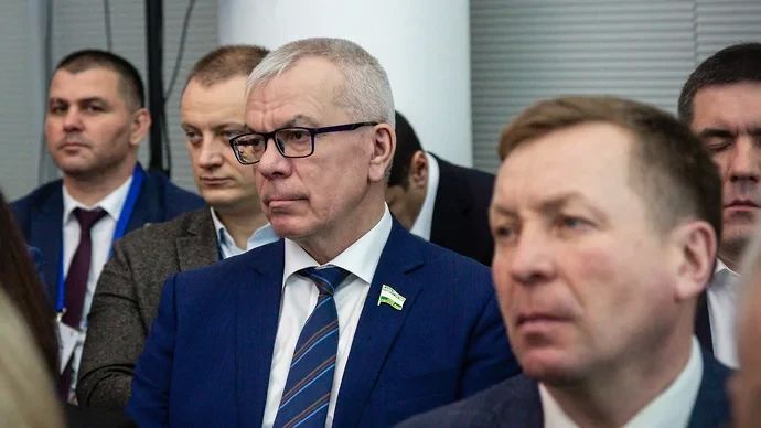 Как стало известно «Ъ-Уфа» от информированных источников, у исполняющего обязанности председателя Курултая Башкирии 62-летнего Салавата Хусаинова сломана нога и повреждена рука (возможно, перелом)
