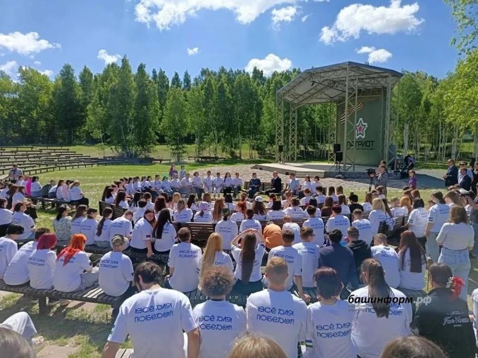 Радий Хабиров встретился с добровольцами в парке «Патриот» Радий Хабиров встретился с добровольцами в парке «Патриот»