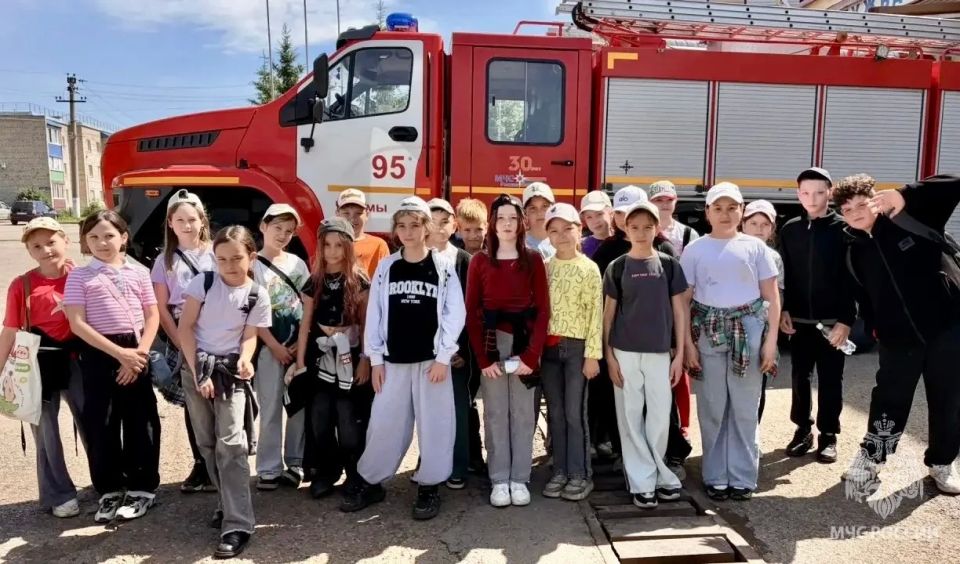В пожарно-спасательную часть №95 16 отряда заглянули воспитанники школьного лагеря «Уникальная академия», чтобы своими глазами увидеть, как живут и работают настоящие спасатели В пожарно-спасательную часть №95 16 отряда заглянули воспитанники школьного лагеря «Уникальная академия», чтобы своими глазами увидеть, как живут и работают настоящие спасатели