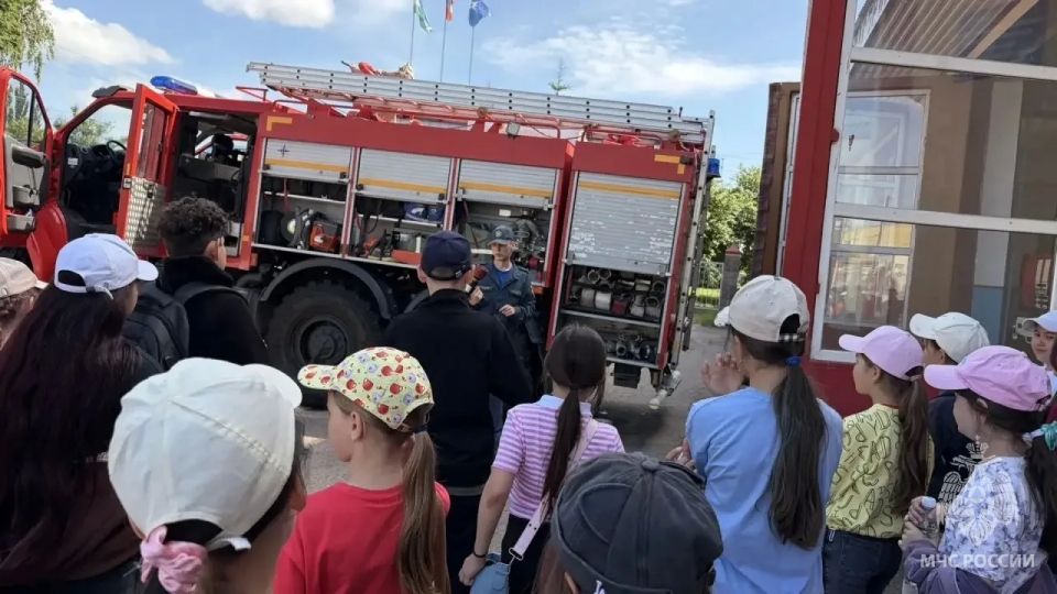 В пожарно-спасательную часть №95 16 отряда заглянули воспитанники школьного лагеря «Уникальная академия», чтобы своими глазами увидеть, как живут и работают настоящие спасатели В пожарно-спасательную часть №95 16 отряда заглянули воспитанники школьного лагеря «Уникальная академия», чтобы своими глазами увидеть, как живут и работают настоящие спасатели