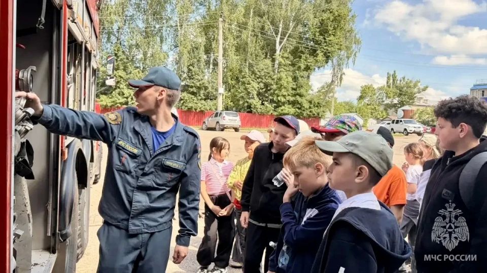 В пожарно-спасательную часть №95 16 отряда заглянули воспитанники школьного лагеря «Уникальная академия», чтобы своими глазами увидеть, как живут и работают настоящие спасатели В пожарно-спасательную часть №95 16 отряда заглянули воспитанники школьного лагеря «Уникальная академия», чтобы своими глазами увидеть, как живут и работают настоящие спасатели