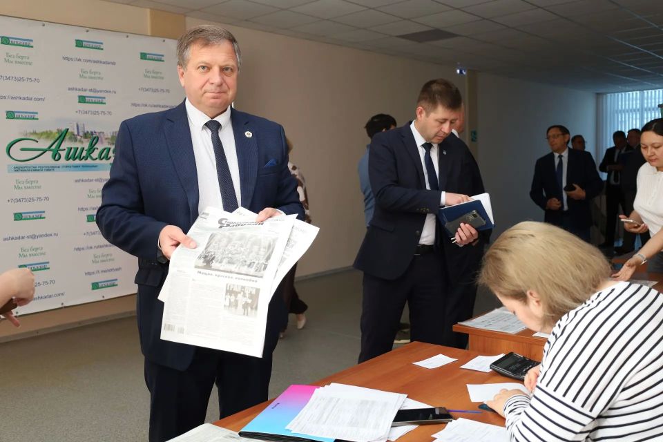 Уже традиционно перед началом оперативного совещания в администрации города прошла акция по подписке на газеты «Стерлитамакский рабочий» и «Ашкадар» Уже традиционно перед началом оперативного совещания в администрации города прошла акция по подписке на газеты «Стерлитамакский рабочий» и «Ашкадар»