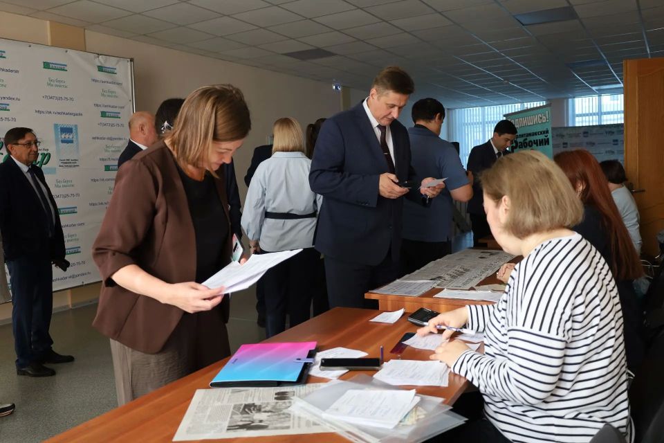 Уже традиционно перед началом оперативного совещания в администрации города прошла акция по подписке на газеты «Стерлитамакский рабочий» и «Ашкадар» Уже традиционно перед началом оперативного совещания в администрации города прошла акция по подписке на газеты «Стерлитамакский рабочий» и «Ашкадар»