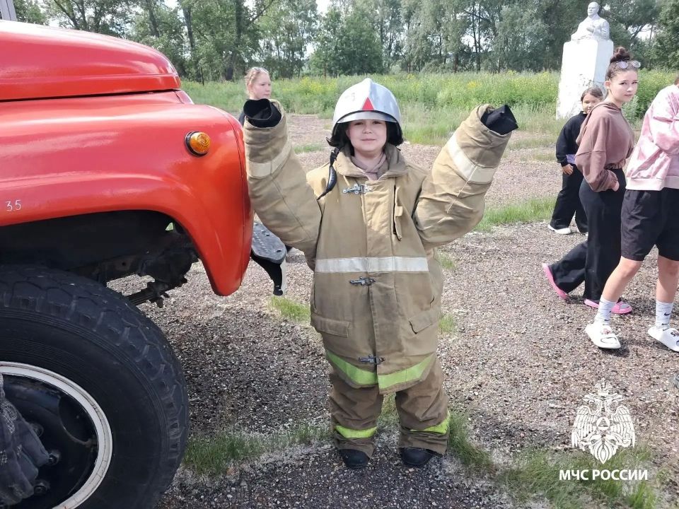 «Примерь каску!»: юные отдыхающие лагеря «Колос» стали пожарными на один день «Примерь каску!»: юные отдыхающие лагеря «Колос» стали пожарными на один день