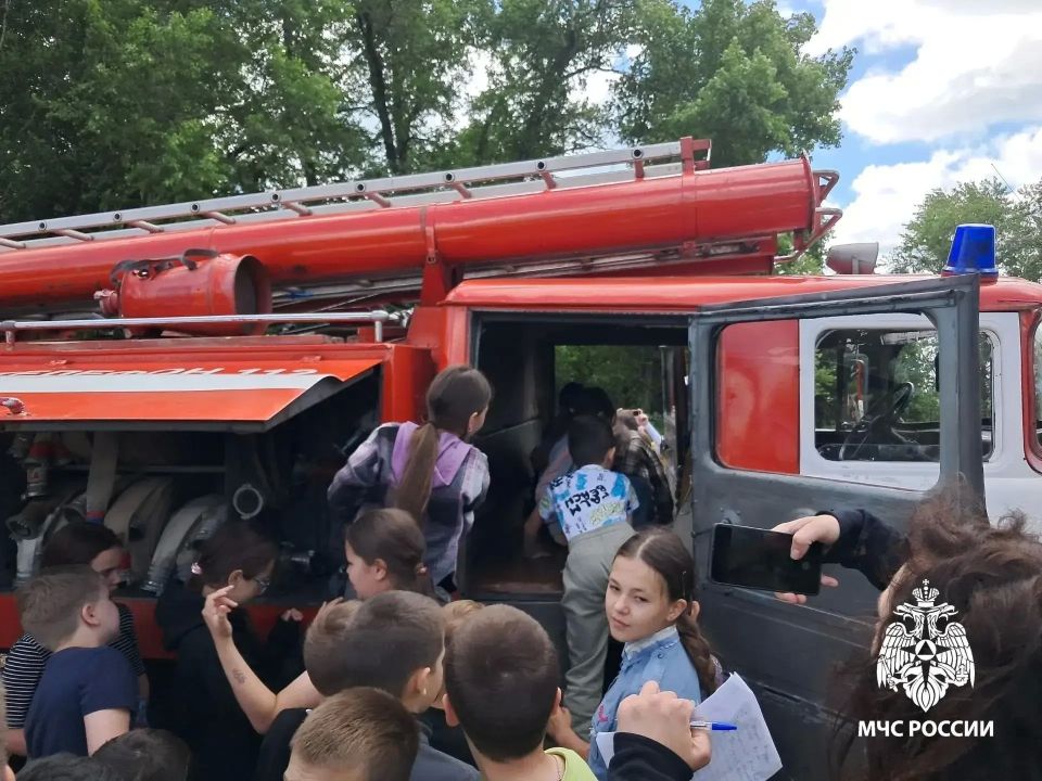 «Примерь каску!»: юные отдыхающие лагеря «Колос» стали пожарными на один день «Примерь каску!»: юные отдыхающие лагеря «Колос» стали пожарными на один день