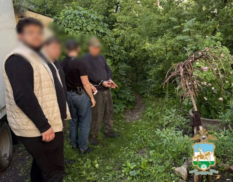 В Уфе полицейские задержали мужчину, который под контролем оперативников извлёк из тайника сверток с мефедроном весом более 200 граммов В Уфе полицейские задержали мужчину, который под контролем оперативников извлёк из тайника сверток с мефедроном весом более 200 граммов