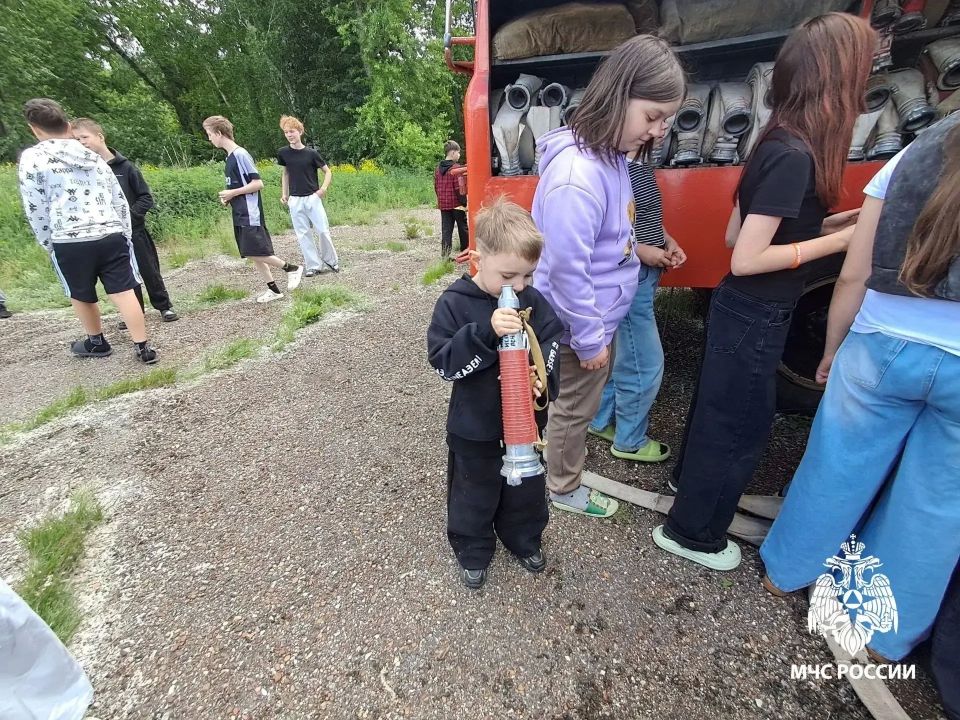 «Примерь каску!»: юные отдыхающие лагеря «Колос» стали пожарными на один день «Примерь каску!»: юные отдыхающие лагеря «Колос» стали пожарными на один день