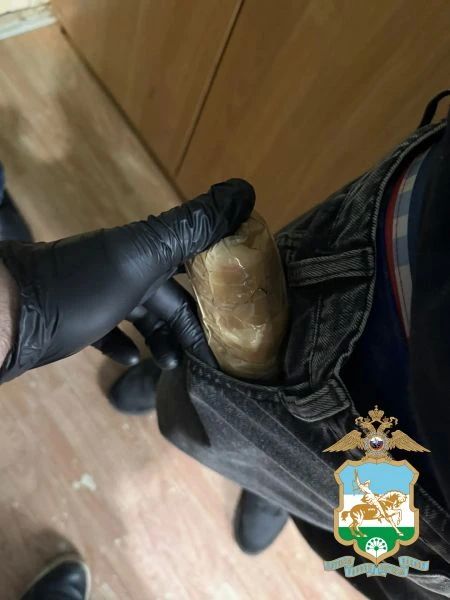 В Уфе полицейские задержали мужчину, который под контролем оперативников извлёк из тайника сверток с мефедроном весом более 200 граммов В Уфе полицейские задержали мужчину, который под контролем оперативников извлёк из тайника сверток с мефедроном весом более 200 граммов