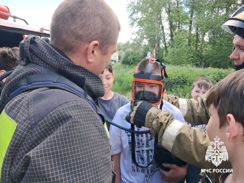 «Примерь каску!»: юные отдыхающие лагеря «Колос» стали пожарными на один день «Примерь каску!»: юные отдыхающие лагеря «Колос» стали пожарными на один день