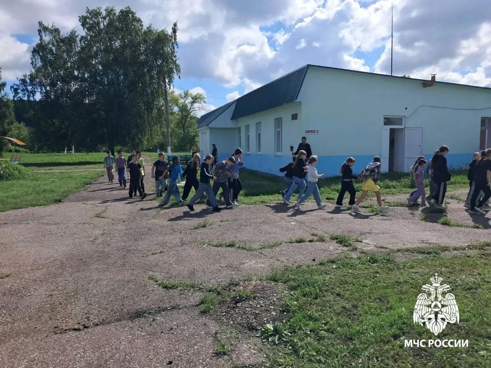 «Примерь каску!»: юные отдыхающие лагеря «Колос» стали пожарными на один день «Примерь каску!»: юные отдыхающие лагеря «Колос» стали пожарными на один день