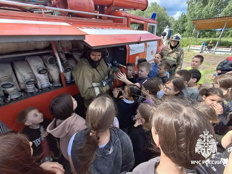 «Примерь каску!»: юные отдыхающие лагеря «Колос» стали пожарными на один день «Примерь каску!»: юные отдыхающие лагеря «Колос» стали пожарными на один день