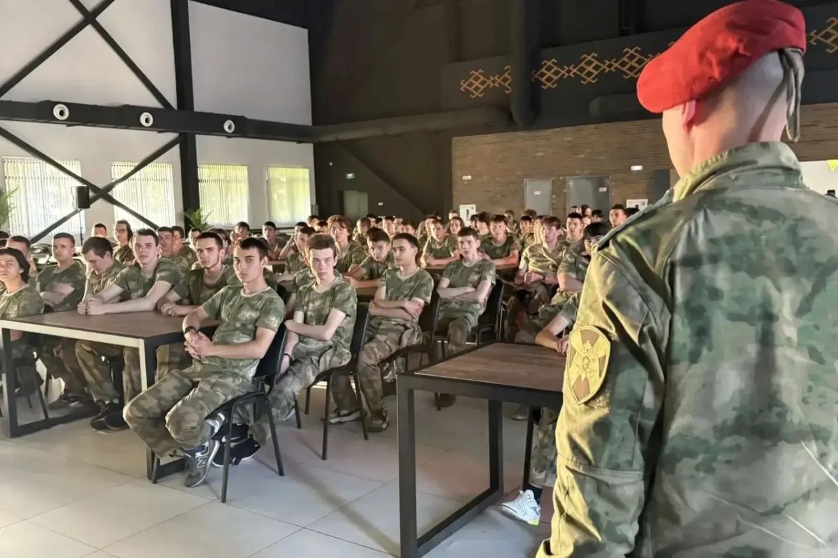 В парке «Патриот» бойцы отряда спецназа Росгвардии имени генерал-майора М.М. Шаймуратова провели урок мужества для старшеклассников Башкортостана В парке «Патриот» бойцы отряда спецназа Росгвардии имени генерал-майора М.М. Шаймуратова провели урок мужества для старшеклассников Башкортостана