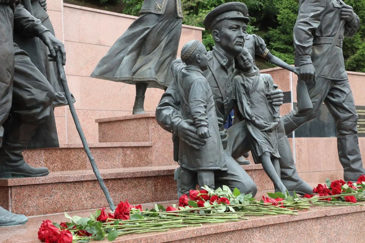 В День памяти и скорби в Уфе возложили цветы к памятнику «Землякам, ушедшим на фронт» В День памяти и скорби в Уфе возложили цветы к памятнику «Землякам, ушедшим на фронт»