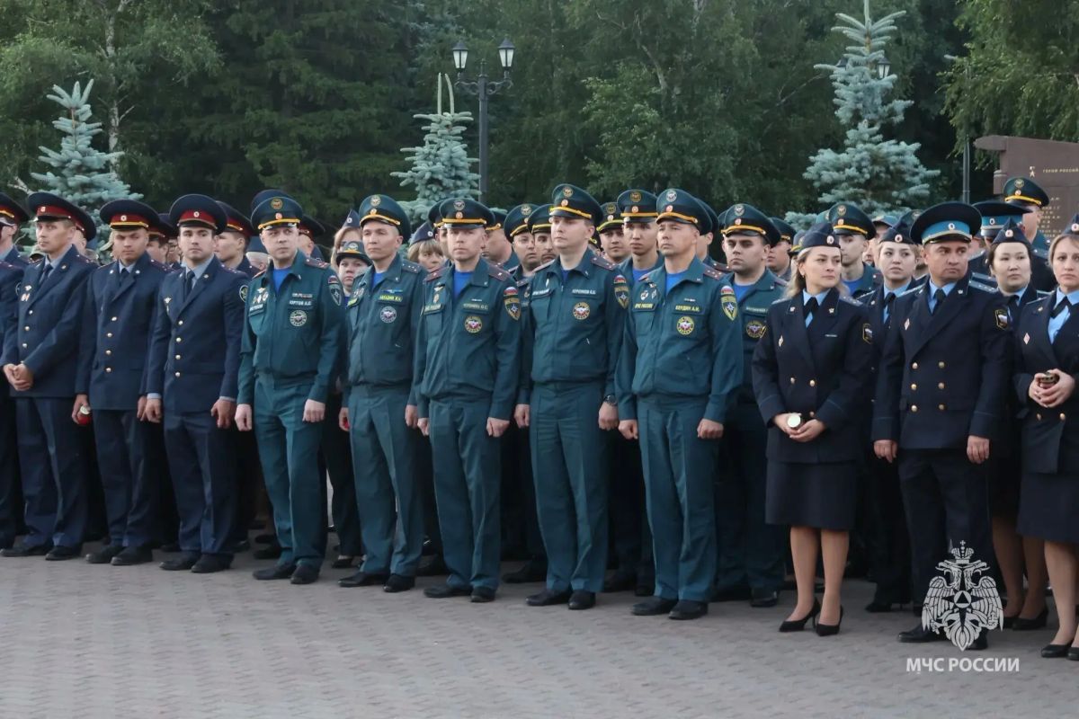 Немеркнущий свет памяти: сотрудники главного управления МЧС России по Республике Башкортостан почтили героев Великой Отечественной войны Немеркнущий свет памяти: сотрудники главного управления МЧС России по Республике Башкортостан почтили героев Великой Отечественной войны