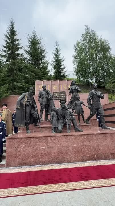 Андрей Назаров возложил цветы в Парке Победы и к памятнику «Землякам, ушедшим на фронт»