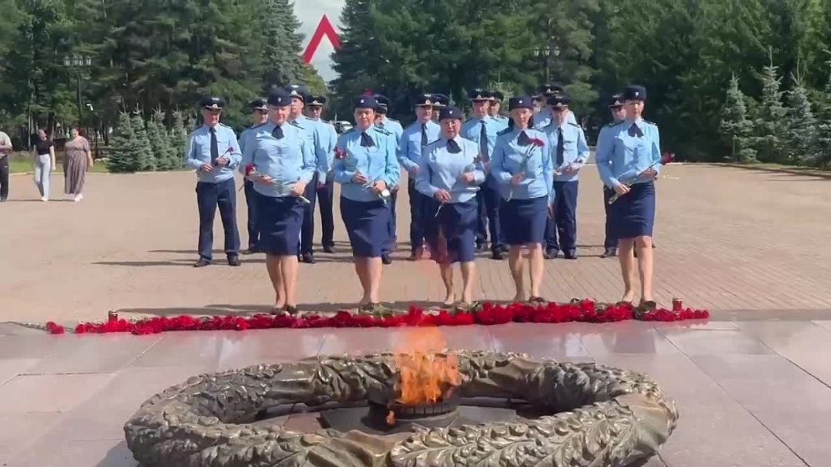 В День памяти и скорби сотрудники прокуратуры Республики Башкортостан возложили цветы к Вечному огню в парке Победы