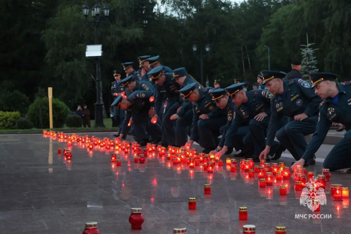 Немеркнущий свет памяти: сотрудники главного управления МЧС России по Республике Башкортостан почтили героев Великой Отечественной войны Немеркнущий свет памяти: сотрудники главного управления МЧС России по Республике Башкортостан почтили героев Великой Отечественной войны