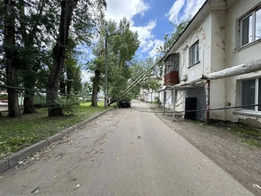 В Уфе устраняют последствия сильного ветра В Уфе устраняют последствия сильного ветра