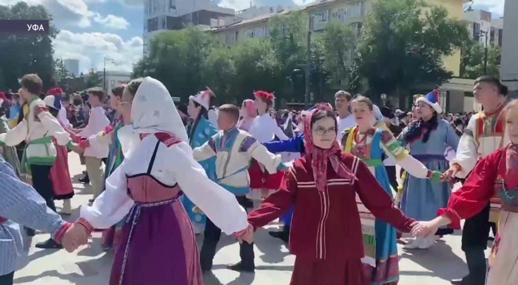 В Уфе участники детской Фольклориады открыли фестиваль хороводом