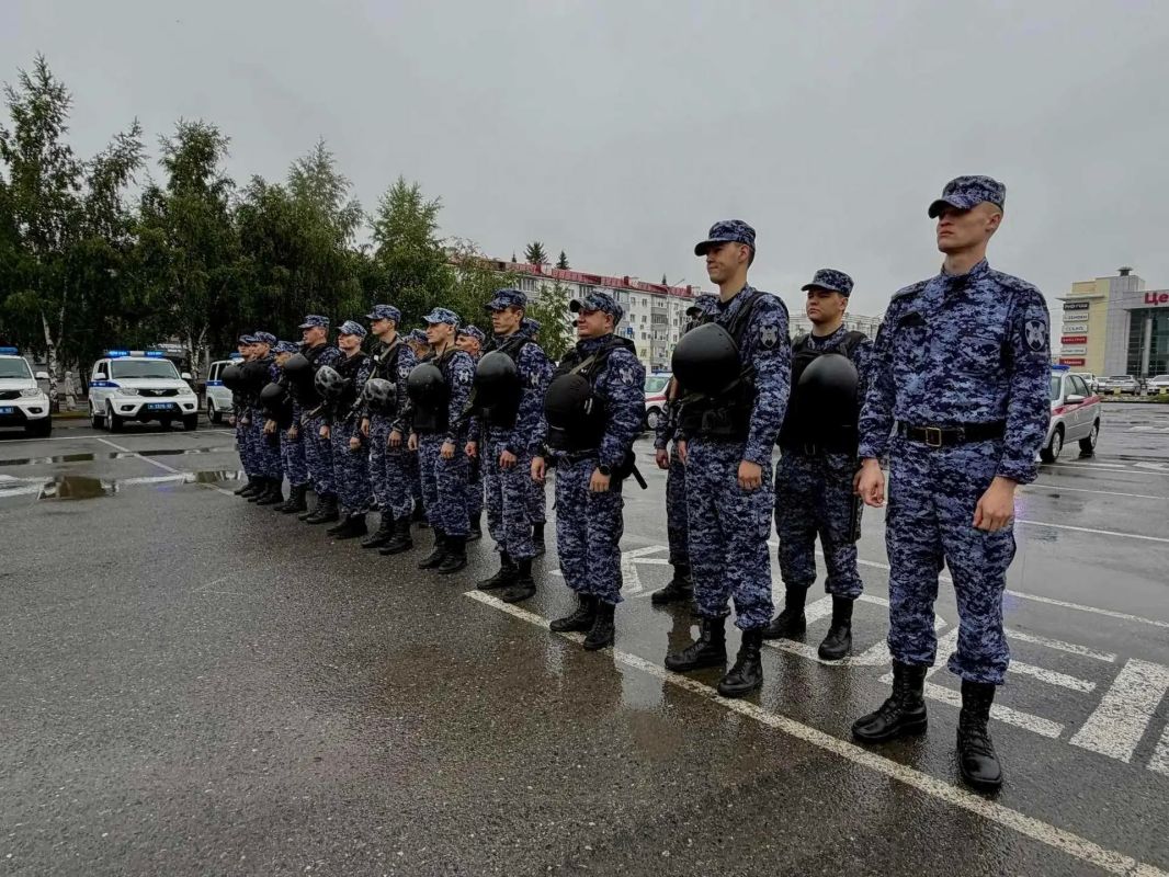 В Уфе полицейские наряды прошли инструктаж перед заступлением на службу по охране общественного порядка В Уфе полицейские наряды прошли инструктаж перед заступлением на службу по охране общественного порядка