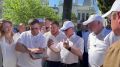 Президент Абхазии Бадра Гунба и первый заместитель руководителя администрации президента России Сергей Кириенко осмотрели реконструированную набережную Диоскуров в Сухуме и проверили ход дорожных работ в Очамчыре