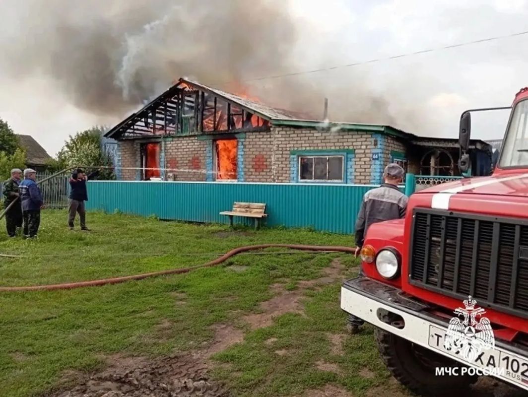В Башкирии загорелся дом, где находились трое малышей