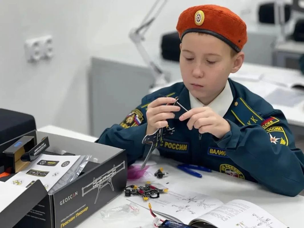В рамках нацпроекта «Молодёжь и дети» и проекта «Всё лучшее – детям» сразу 7 школ Благовещенска в 2025 году получили новое оборудование для кабинетов ОБЗР и «Труда (технологии)»