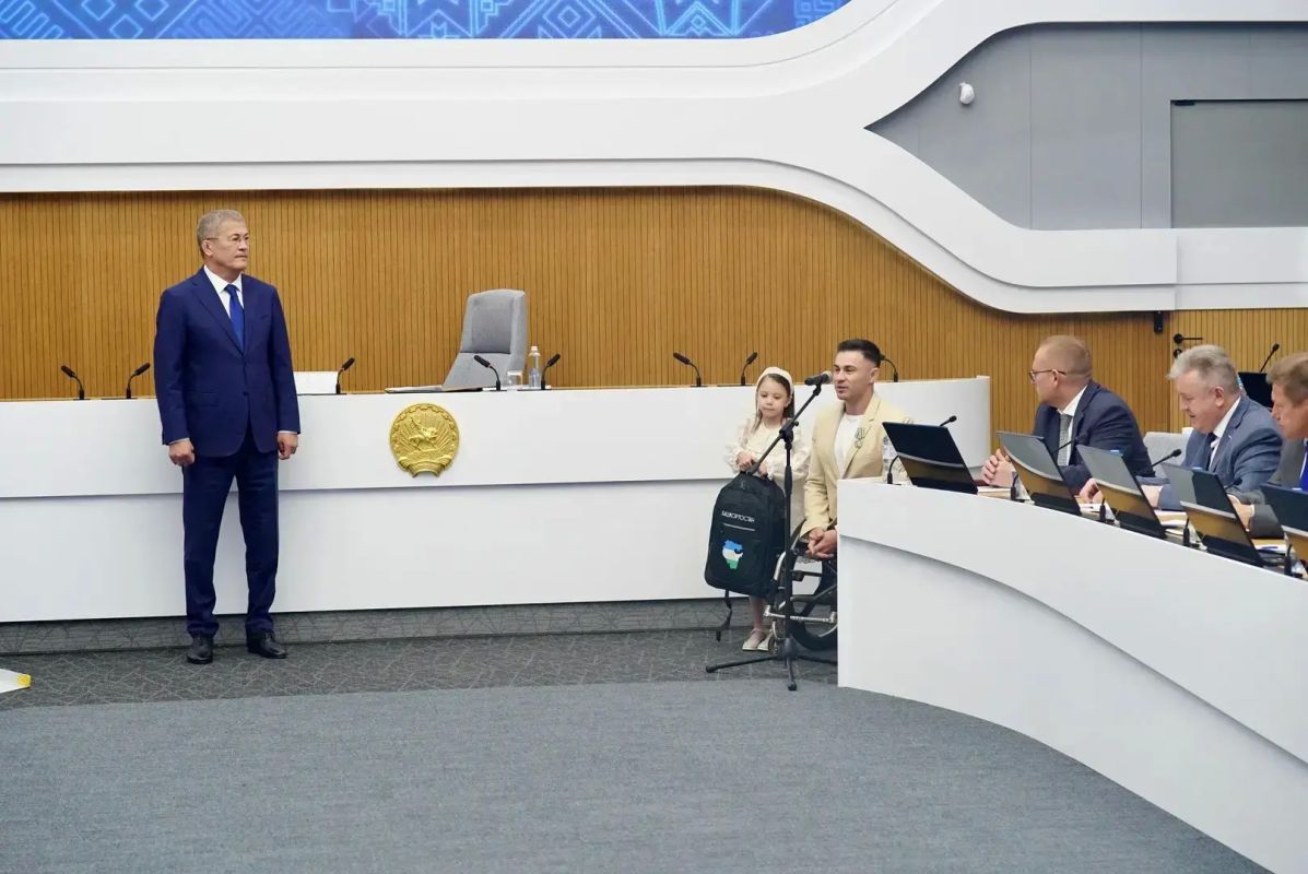 Радий Хабиров: С огромной радостью вручил медаль генерала Шаймуратова Рустаму Набиеву, известному блогеру и общественному деятелю Радий Хабиров: С огромной радостью вручил медаль генерала Шаймуратова Рустаму Набиеву, известному блогеру и общественному деятелю
