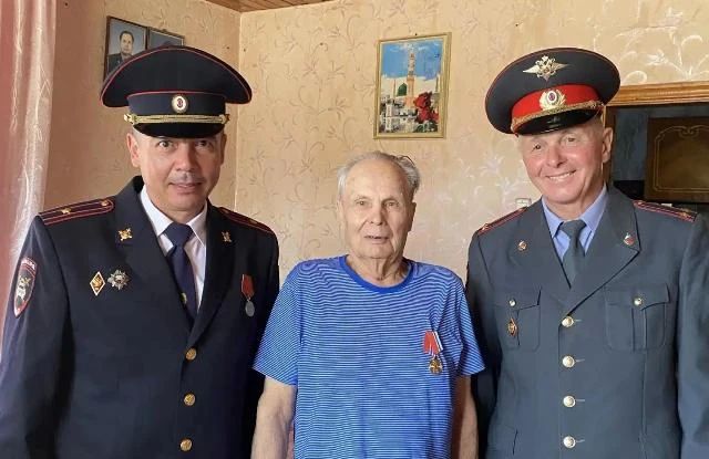 В Давлеканово отметили 90-летие ГАИ открытием памятного автомобиля В Давлеканово отметили 90-летие ГАИ открытием памятного автомобиля