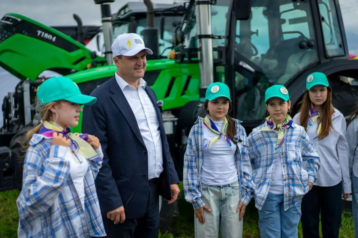 В этом году страда началась на полторы-две недели раньше: уже 6 июля комбайны вышли на уборку озимого рапса — культуры, которая ранее не выращивалась в таком объёме В этом году страда началась на полторы-две недели раньше: уже 6 июля комбайны вышли на уборку озимого рапса — культуры, которая ранее не выращивалась в таком объёме