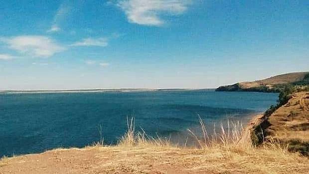 Женщину и троих детей спасли на воде