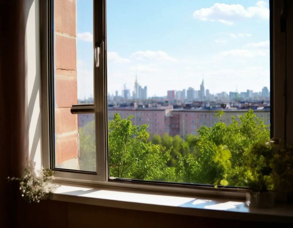 С наступлением тёплых дней многие родители открывают окна, чтобы проветрить комнату