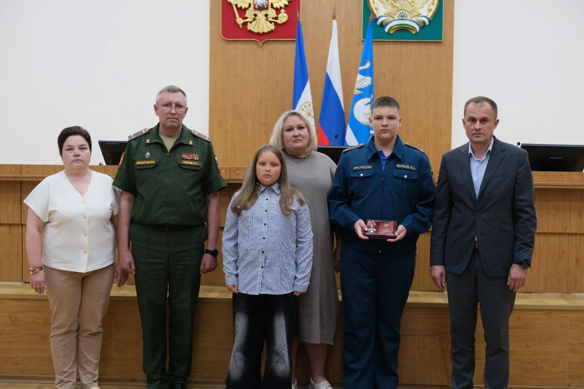 Сегодня заместитель главы администрации Павел Шорохов, военный комиссар города Стерлитамака Анатолий Ревунов и руководитель Комитета семей воинов Отечества города Стерлитамака Янина Волочаева вручили Ордена Мужества и медаль... Сегодня заместитель главы администрации Павел Шорохов, военный комиссар города Стерлитамака Анатолий Ревунов и руководитель Комитета семей воинов Отечества города Стерлитамака Янина Волочаева вручили Ордена Мужества и медаль...