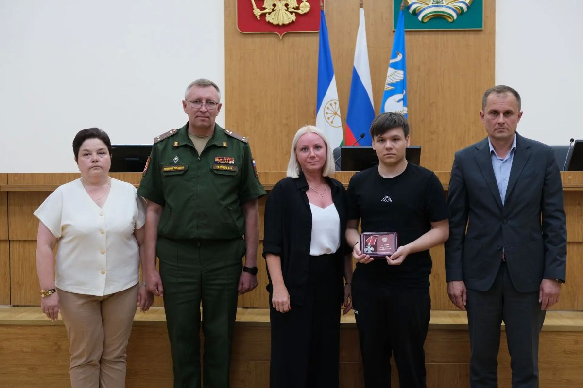 Сегодня заместитель главы администрации Павел Шорохов, военный комиссар города Стерлитамака Анатолий Ревунов и руководитель Комитета семей воинов Отечества города Стерлитамака Янина Волочаева вручили Ордена Мужества и медаль... Сегодня заместитель главы администрации Павел Шорохов, военный комиссар города Стерлитамака Анатолий Ревунов и руководитель Комитета семей воинов Отечества города Стерлитамака Янина Волочаева вручили Ордена Мужества и медаль...