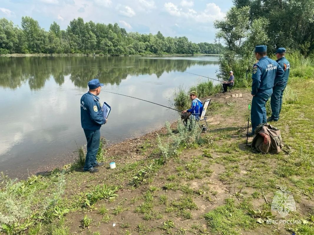 Сотрудники МЧС России напоминают о правилах безопасности отдыхающим у воды! Сотрудники МЧС России напоминают о правилах безопасности отдыхающим у воды!