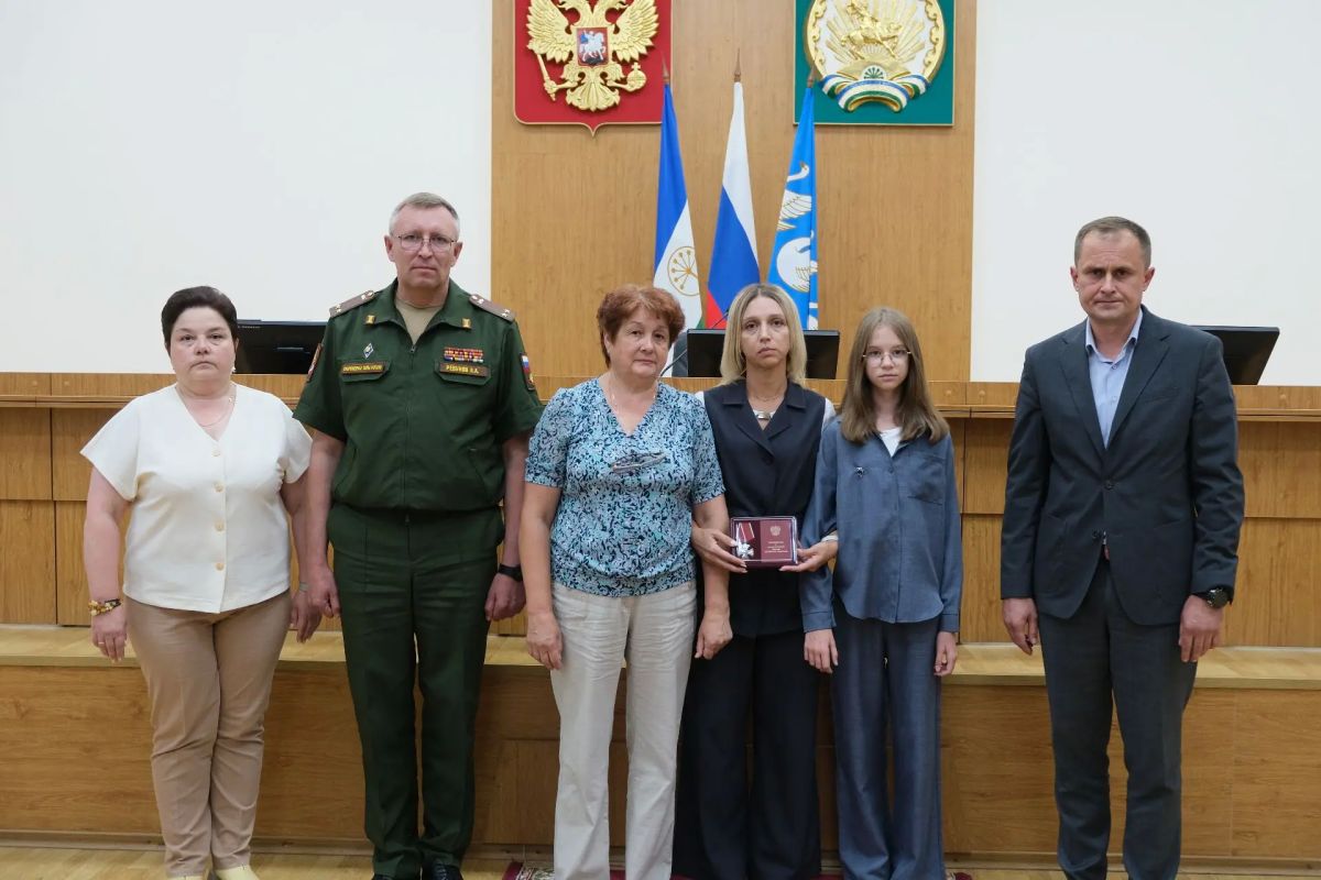Сегодня заместитель главы администрации Павел Шорохов, военный комиссар города Стерлитамака Анатолий Ревунов и руководитель Комитета семей воинов Отечества города Стерлитамака Янина Волочаева вручили Ордена Мужества и медаль... Сегодня заместитель главы администрации Павел Шорохов, военный комиссар города Стерлитамака Анатолий Ревунов и руководитель Комитета семей воинов Отечества города Стерлитамака Янина Волочаева вручили Ордена Мужества и медаль...