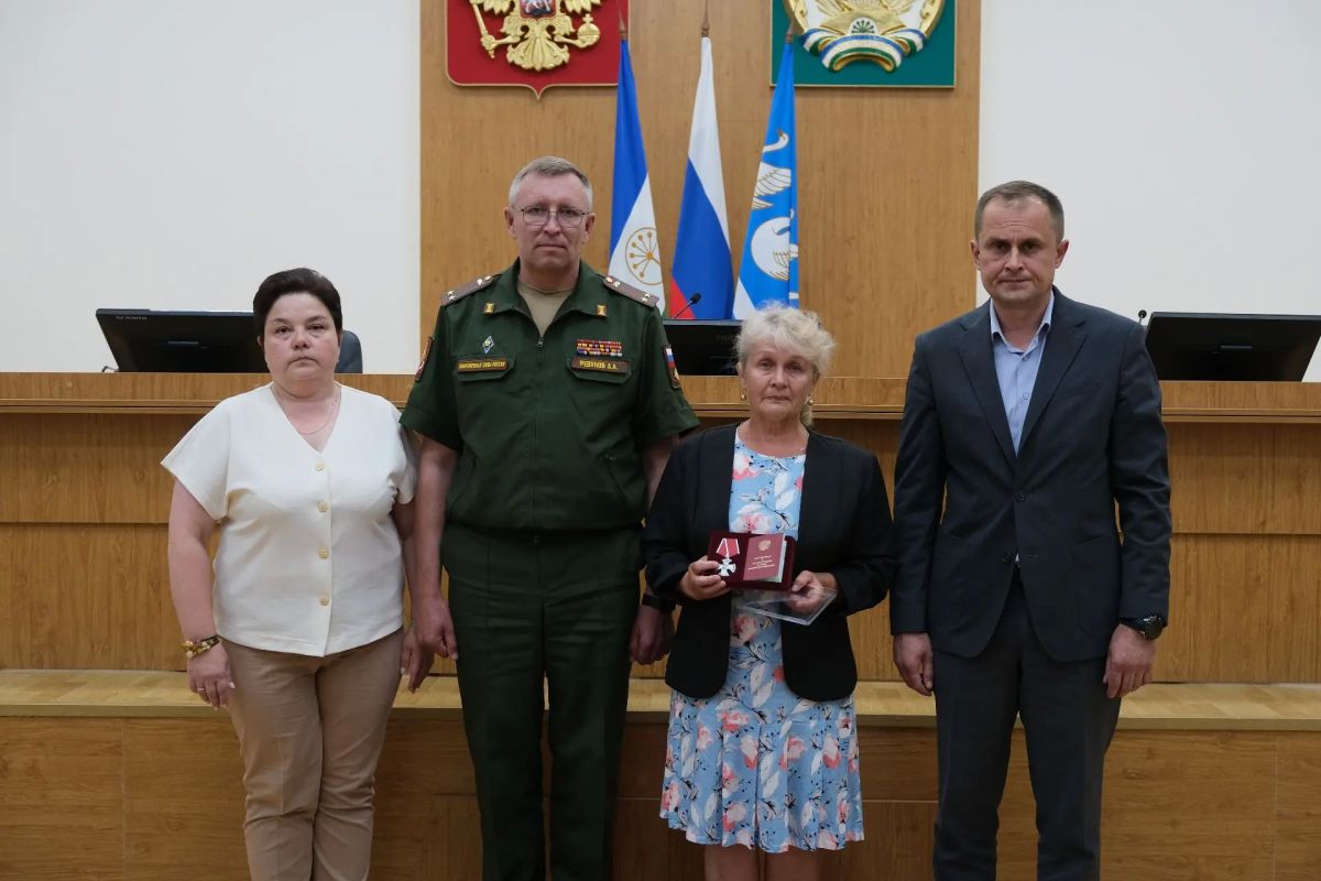 Сегодня заместитель главы администрации Павел Шорохов, военный комиссар города Стерлитамака Анатолий Ревунов и руководитель Комитета семей воинов Отечества города Стерлитамака Янина Волочаева вручили Ордена Мужества и медаль... Сегодня заместитель главы администрации Павел Шорохов, военный комиссар города Стерлитамака Анатолий Ревунов и руководитель Комитета семей воинов Отечества города Стерлитамака Янина Волочаева вручили Ордена Мужества и медаль...