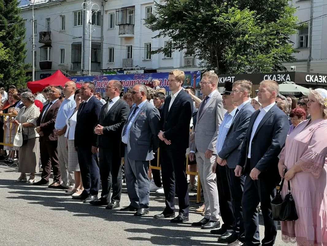 Сегодня в Белорецком районе особенный день: сразу три праздника — День города, День металлурга и Сабантуй! От имени Главы Республики Башкортостан Радия Фаритовича Хабирова и от себя лично поздравил всех жителей и гостей... Сегодня в Белорецком районе особенный день: сразу три праздника — День города, День металлурга и Сабантуй! От имени Главы Республики Башкортостан Радия Фаритовича Хабирова и от себя лично поздравил всех жителей и гостей...