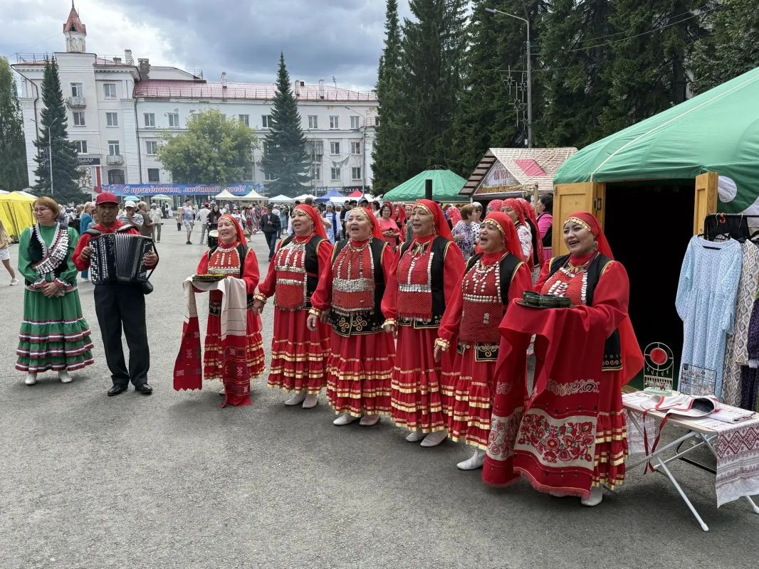 Сегодня в Белорецком районе особенный день: сразу три праздника — День города, День металлурга и Сабантуй! От имени Главы Республики Башкортостан Радия Фаритовича Хабирова и от себя лично поздравил всех жителей и гостей... Сегодня в Белорецком районе особенный день: сразу три праздника — День города, День металлурга и Сабантуй! От имени Главы Республики Башкортостан Радия Фаритовича Хабирова и от себя лично поздравил всех жителей и гостей...