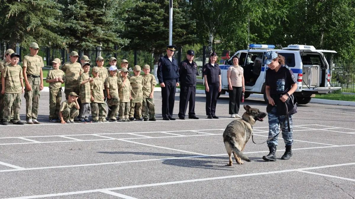 В Башкортостане в военно-патриотическом парке «Патриот» кинологи познакомили подростков с секретами своей профессии В Башкортостане в военно-патриотическом парке «Патриот» кинологи познакомили подростков с секретами своей профессии