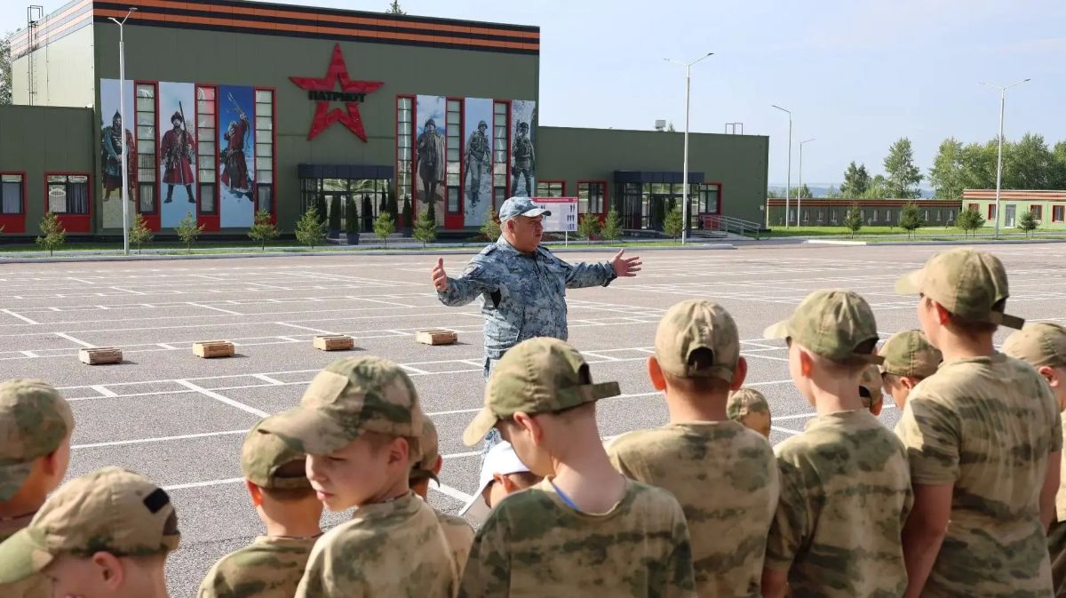 В Башкортостане в военно-патриотическом парке «Патриот» кинологи познакомили подростков с секретами своей профессии В Башкортостане в военно-патриотическом парке «Патриот» кинологи познакомили подростков с секретами своей профессии