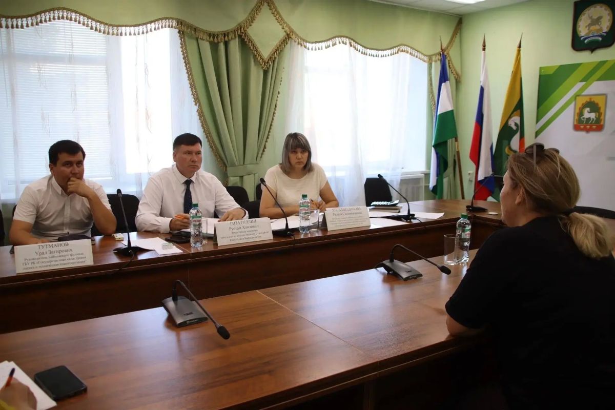 Рустам Гизатуллин провел выездной прием граждан в Баймакском районе Рустам Гизатуллин провел выездной прием граждан в Баймакском районе