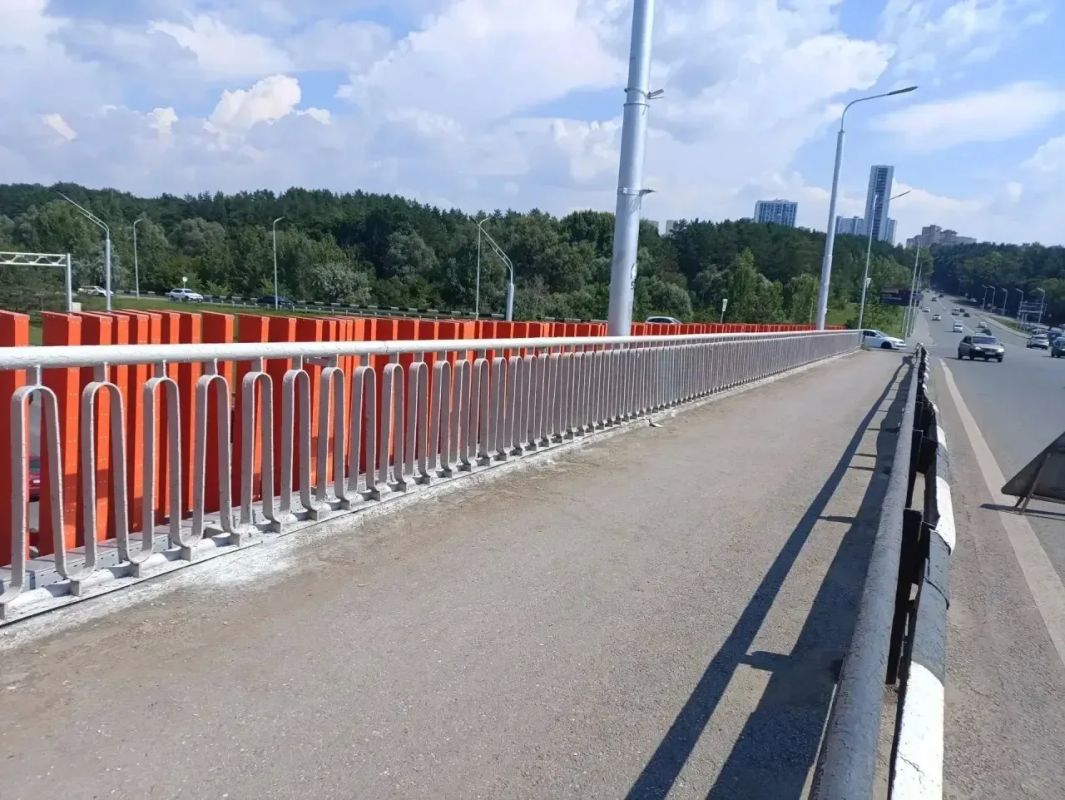 На путепроводе Сагита Агиша завершили работы по покраске перильного ограждения - важного элемента безопасности и эстетики объекта