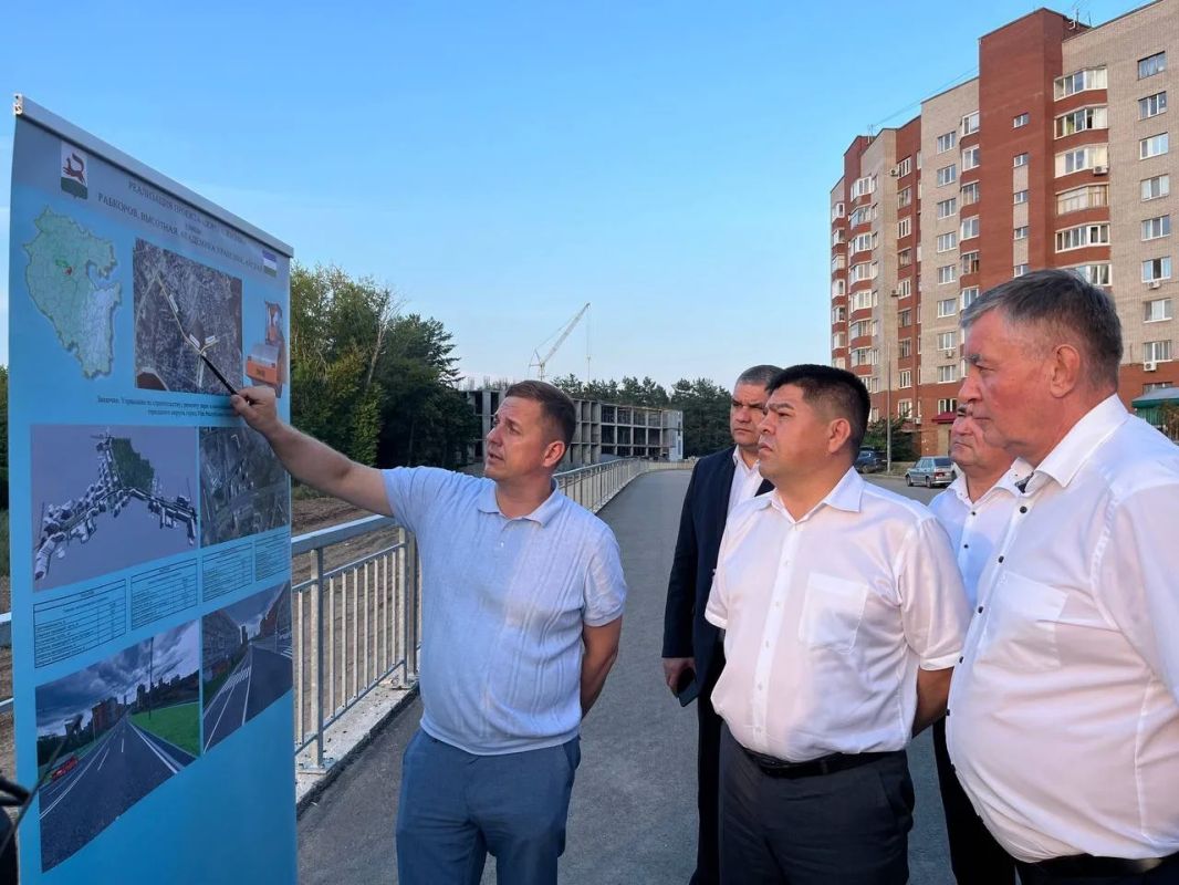Рустам Шарипов: Сегодня вместе с коллегами работали в Кировском районе Рустам Шарипов: Сегодня вместе с коллегами работали в Кировском районе