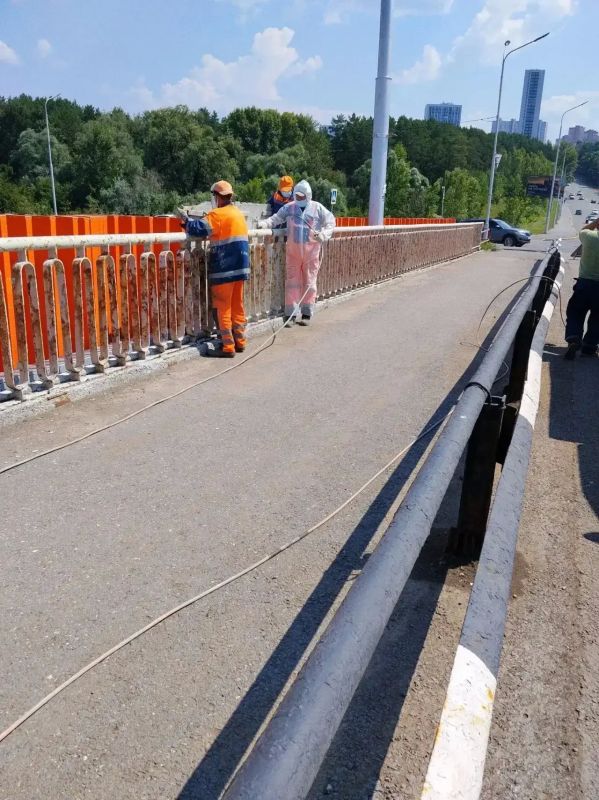 На путепроводе Сагита Агиша завершили работы по покраске перильного ограждения - важного элемента безопасности и эстетики объекта На путепроводе Сагита Агиша завершили работы по покраске перильного ограждения - важного элемента безопасности и эстетики объекта