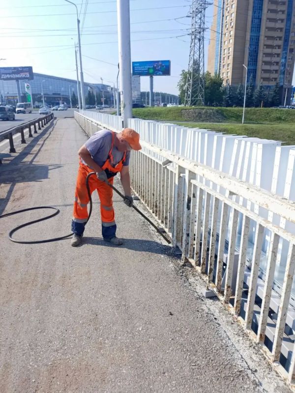 Доброе утро, #любимаяУфа!. Ранним утром, задолго до того, как город наполнится дневным шумом, наши работники уже трудятся! Что делают наши специалисты: Доброе утро, #любимаяУфа!. Ранним утром, задолго до того, как город наполнится дневным шумом, наши работники уже трудятся! Что делают наши специалисты: