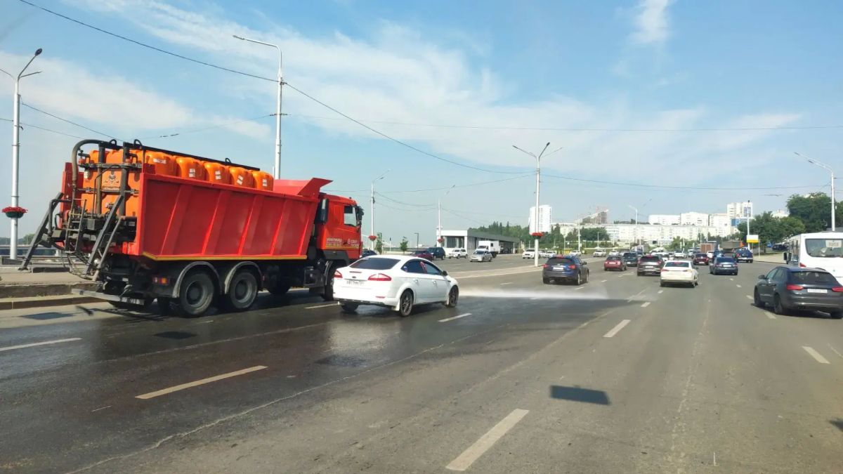 Доброе утро, #любимаяУфа!. Ранним утром, задолго до того, как город наполнится дневным шумом, наши работники уже трудятся! Что делают наши специалисты: Доброе утро, #любимаяУфа!. Ранним утром, задолго до того, как город наполнится дневным шумом, наши работники уже трудятся! Что делают наши специалисты: