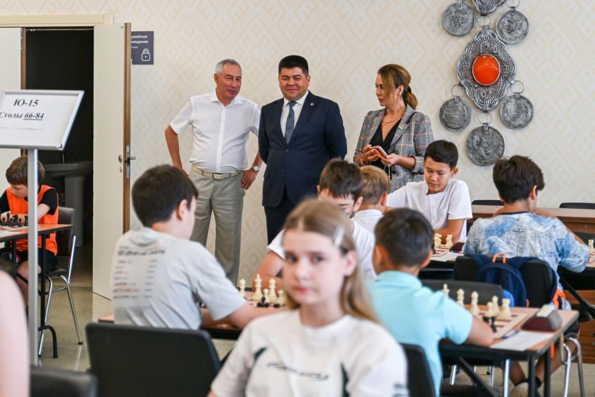 Рустам Шарипов поприветствовал юных шахматистов в Уфе Рустам Шарипов поприветствовал юных шахматистов в Уфе
